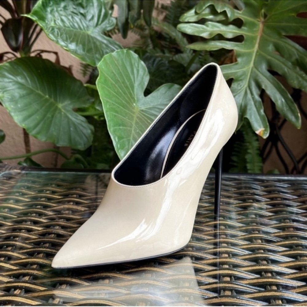 SAINT LAURENT Coquille heels.